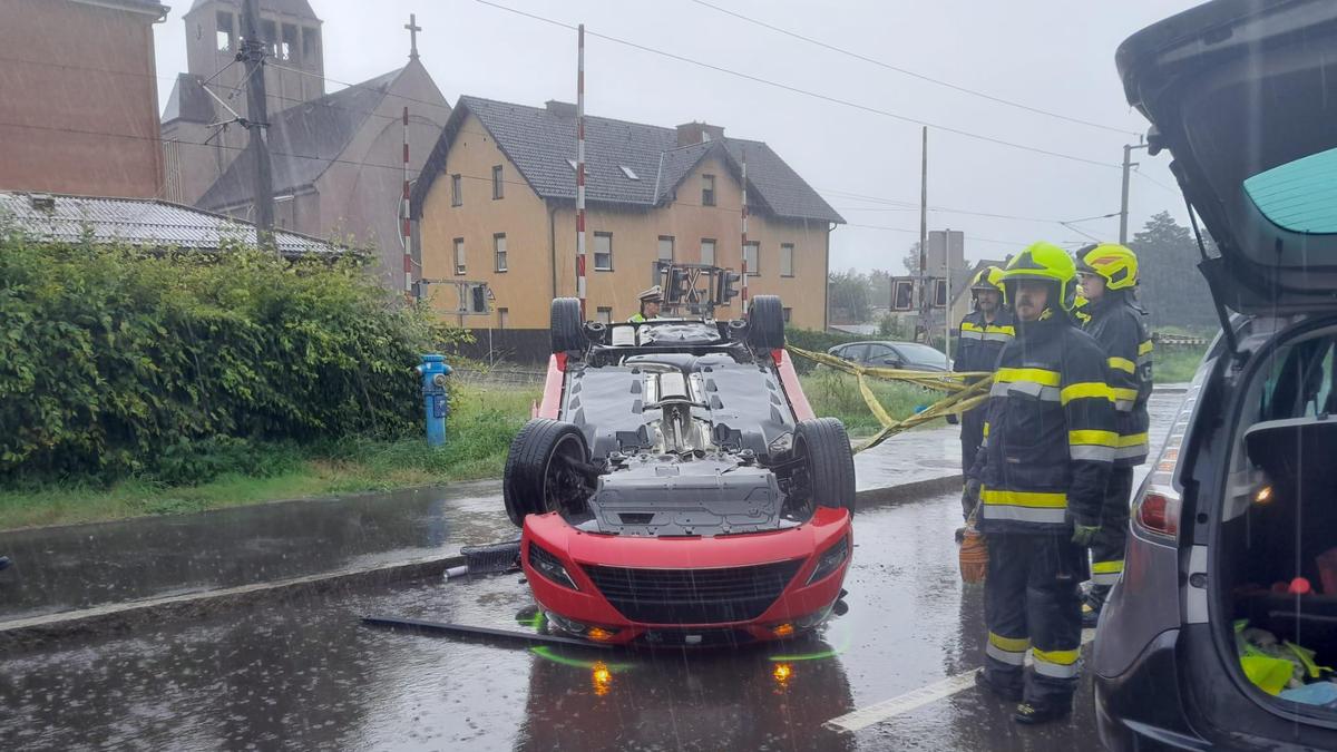 Eines der beiden am Unfall beteiligten Fahrzeuge verlor die Bodenhaftung und überschlug sich