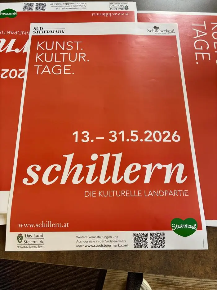 Ein kräftiges Signal in Rot: Das Programm von „schillern – die kulturelle Landpartie“ läuft von 13. bis 31. Mai 2026