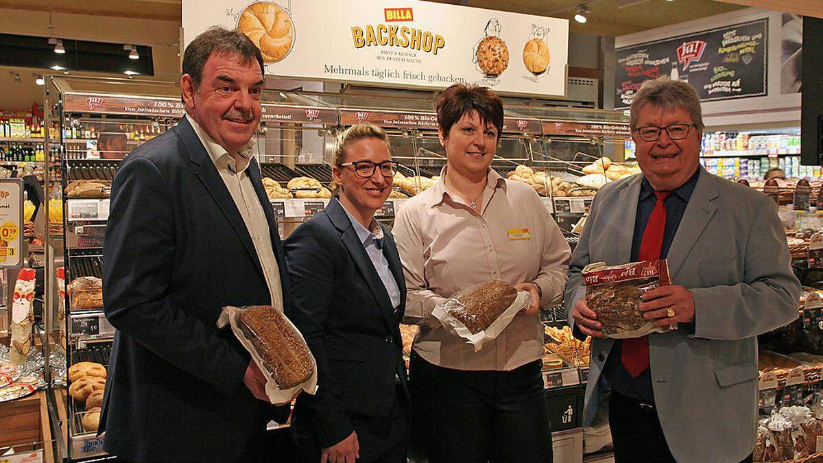 Vertriebsmanager Edelbert Schmelzer, Regionalmanagerin Melanie Wieltschnig, Marktmanagerin Bettina Hassler und Bürgermeister Gottfried Wedenig (von links) bei der Eröffnungsfeier