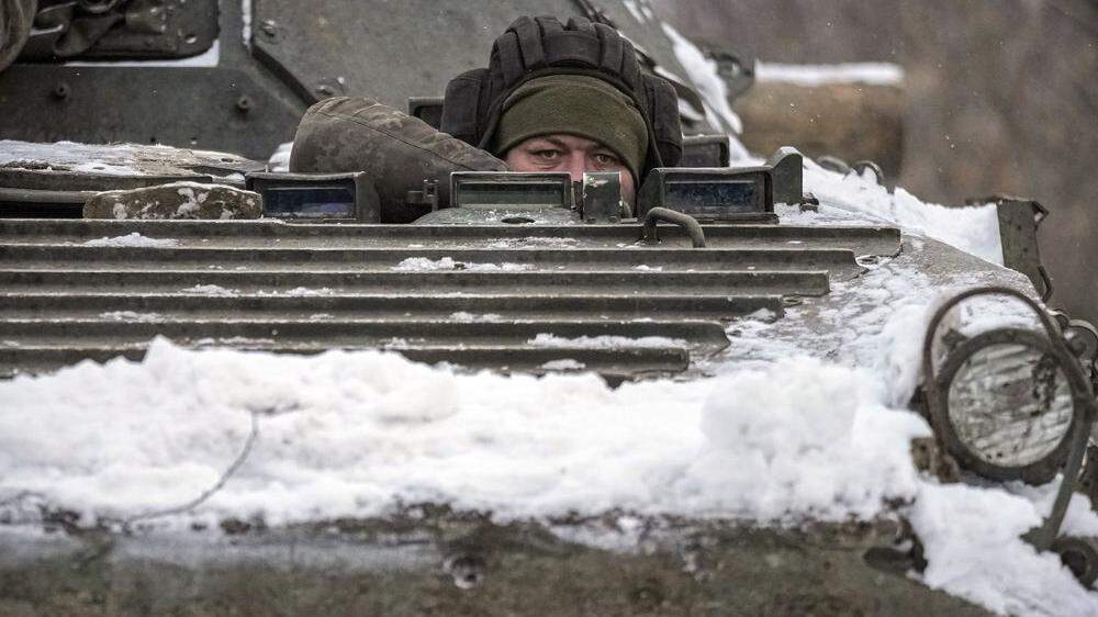 Ein ukrainischer Soldat auf seinem Posten 	