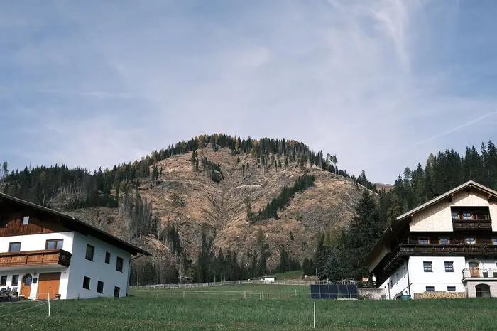 Zwischen diesen beiden Häusern stand das Bond-Haus. Hier erinnert nichts daran. Und auch die Bäume im Hintergrund sind nicht mehr: Sturm, Schnee und Borkenkäfer richteten großen Schaden an