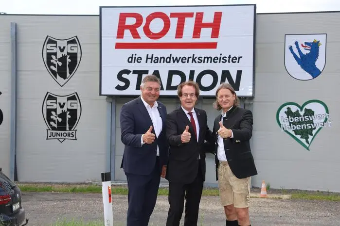 Gleichzeitig wurde das Fußballstadion mit einer Tafel als „ROTH Handwerksmeisterstadion“ benannt.