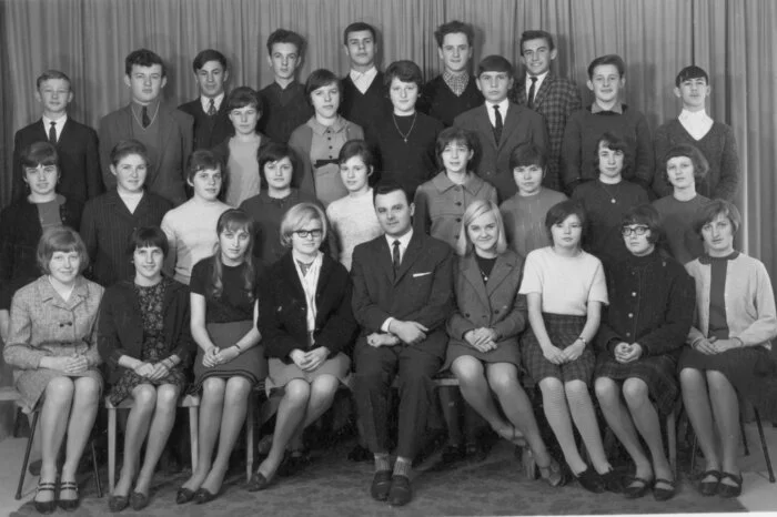 Die Schülerinnen und Schüler des 1. Jahrganges 1966/67 - 30 Mädchen und 10 Burschen - mit Klassenvorstand Walter Dujmovits