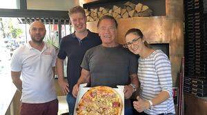 Auch Arnold Schwarzenegger schmeckt die Pizza im Memory in Ellmau. Hier mit Pizzaiola Bundy, Robert Ressler und seiner Frau Julia (v.l.) 