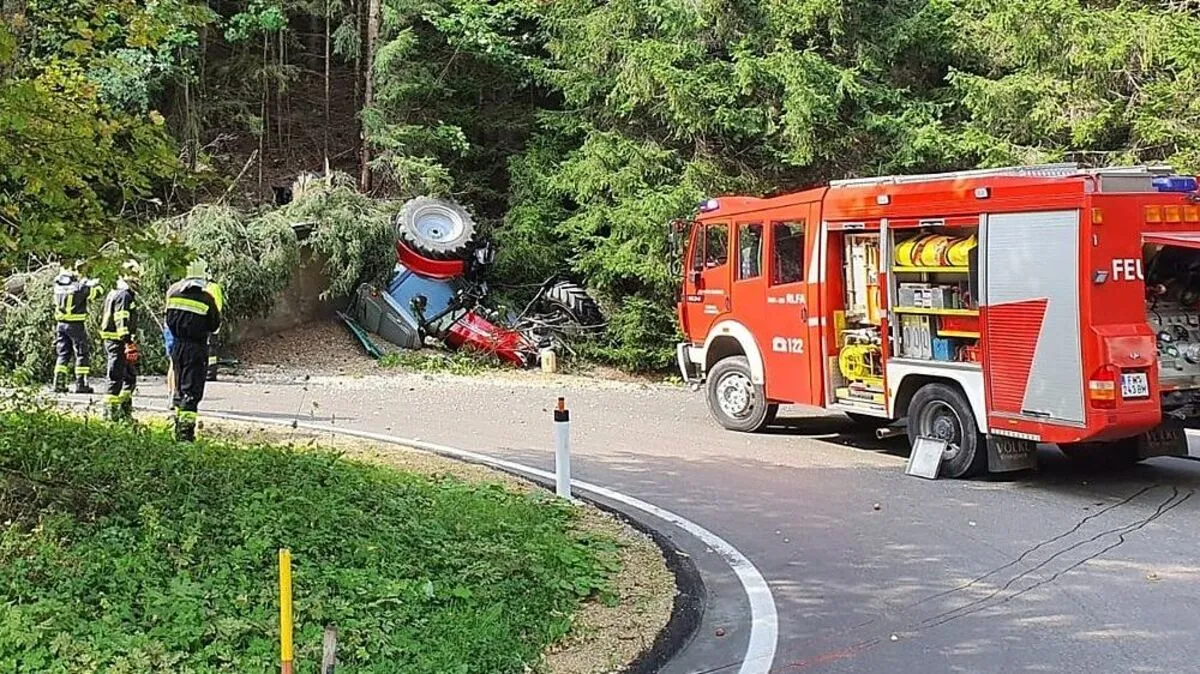 Die Feuerwehr kümmerte sich um den verunfallten Traktor