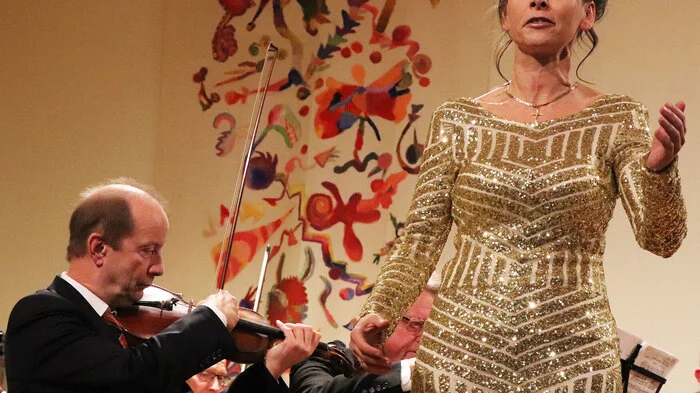 Das Neujahrskonzert in Bodensdorf wurde von Sopranistin Sigrid Konnerth (am Foto) moderiert. Zu hören gab es Märsche und Walzermelodien von Franz Schubert, Franz von Suppe, Joseph Lanner, Georges Bizet, Johann Strauss, Emile Waldteufel und Dmitri Schostakowitsch zu hören gab.