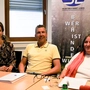 Koordinatorin Lisa Kröll, Koordinator Christian Pratz und Sprecherin Patrizia Egger von Selbstbestimmt Leben sitzen an einem Konferenztisch
