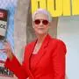 Jamie Lee Curtis mit Sonnenbrille und rotem Blazer | Jamie Lee Curtis hält nichts von Schönheitseingriffen