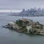 Die Luftaufnahme des United States Penitentiary, Alcatraz Island, zeigt ein historisches Hochsicherheitsgefängnis auf einer kleinen Insel vor San Francisco. Es wurde 1910 12 erbaut und war von 1934 bis 1963 in Betrieb. Heute ist es eine wichtige Touristenattraktion Aerial view of United States Penitentiary, Alcatraz Island, shows a historic maximum-security prison on a small island off San Francisco. Built in 1910-12, it operated from 1934 to 1963 and is now a major tourist attraction Copyright: imageBROKER/WalterxGxArcexSrxGri ibxiqx11497905.jpg Bitte beachten Sie die gesetzlichen Bestimmungen des deutschen Urheberrechtes hinsichtlich der Namensnennung des Fotografen im direkten Umfeld der Veröffentlichung