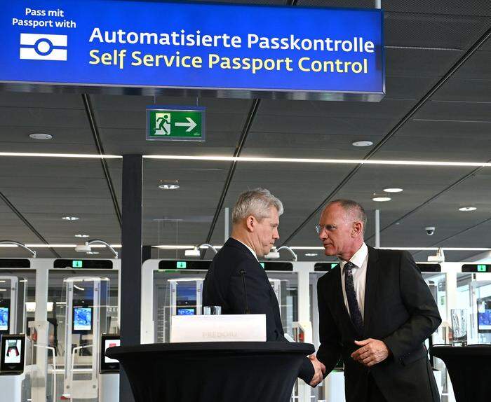 Der rumänische Innenminister Cătălin Predoiu (re.) und Innenminister Gerhard Karner (ÖVP, li.) haben über die teilweise Aufnahme Bulgariens und Rumäniens in den Schengen-Raum informiert. 