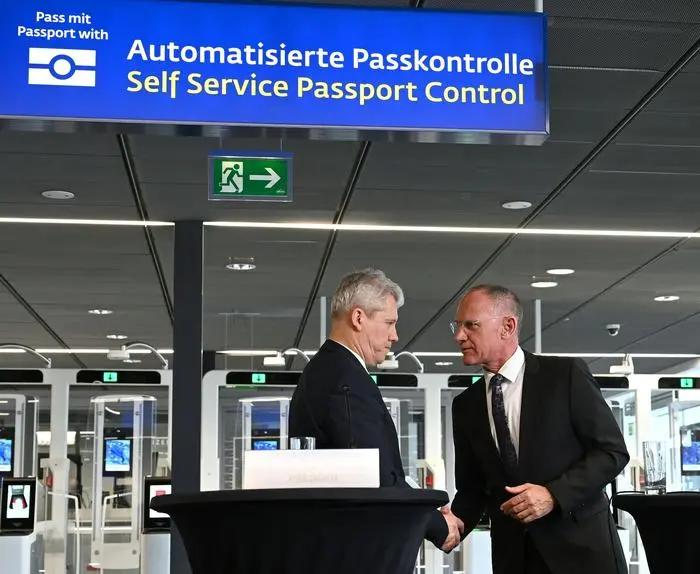 ABD0023_20240402 - SCHWECHAT - ÖSTERREICH: Der rumänische Innenminister Catalin Predoiu und Innenminister Gerhard Karner (ÖVP) am Dienstag, 2. April 2024, anl. der PK 