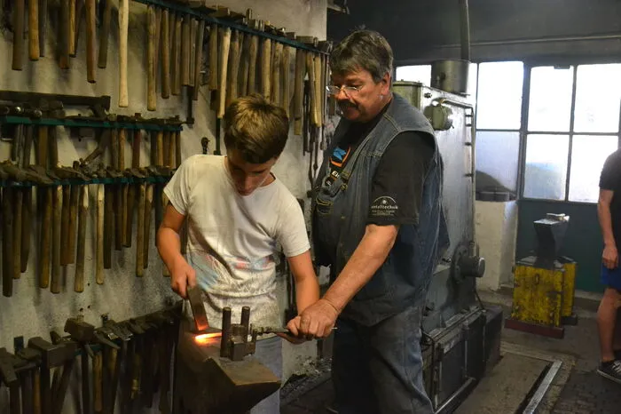 Unter Anleitung von Profi Wolfgang Tilp fertigten die Burschen in der Schmiede mehrere Werkstücke, ...