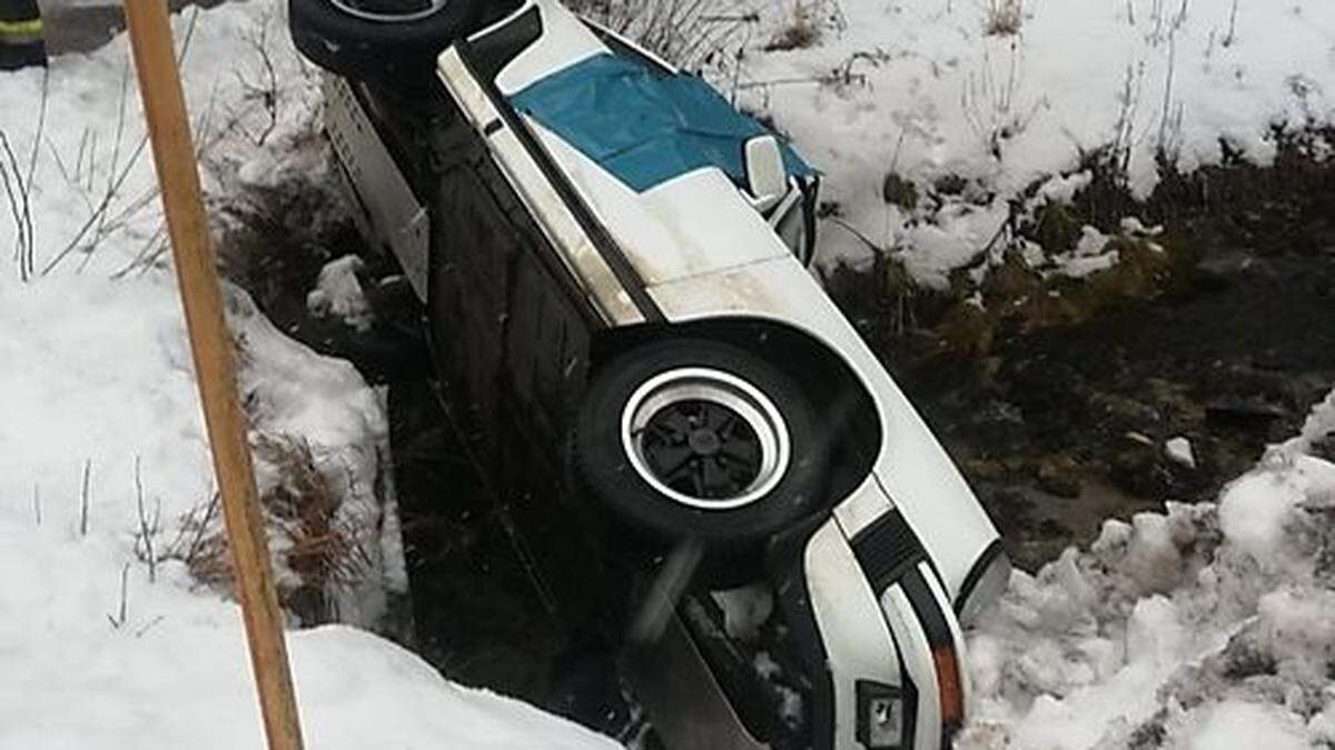 Das Auto landete seitlich liegend im Bach