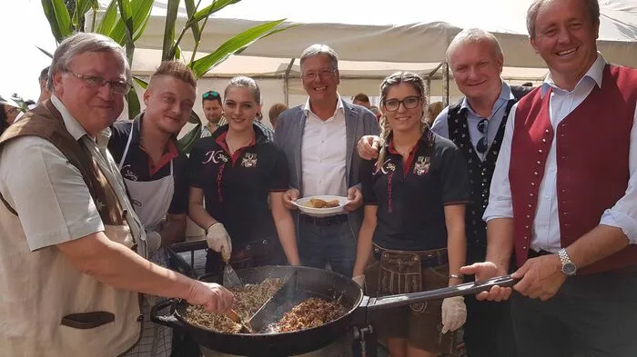 Beim Stand der Schattseitner Zech: Bürgermeister Heinrich Gerber, Mario Morolz, Anna Kleinsasser, Landeshauptmann Peter Kaiser, Lisa Drekonja, Bundesrat Günter Novak und Landtagsabgeordneter Ferdinand Hueter