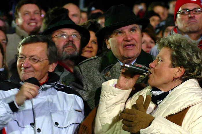Im Zielstadion der Planai war natürlich auch der Flachmann mit dabei. Landeshauptfrau Waltraud Klasnic nahm sich 2005 eine Kostprobe der Medizin.