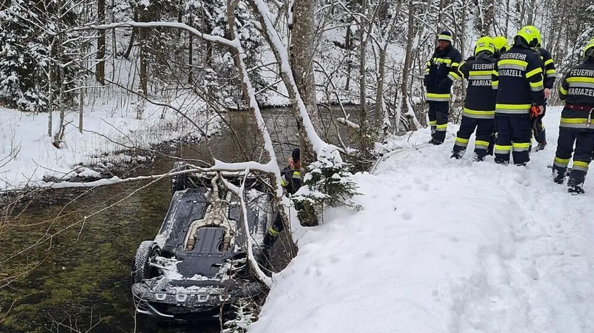 Das Auto kam im Fluss zum Liegen