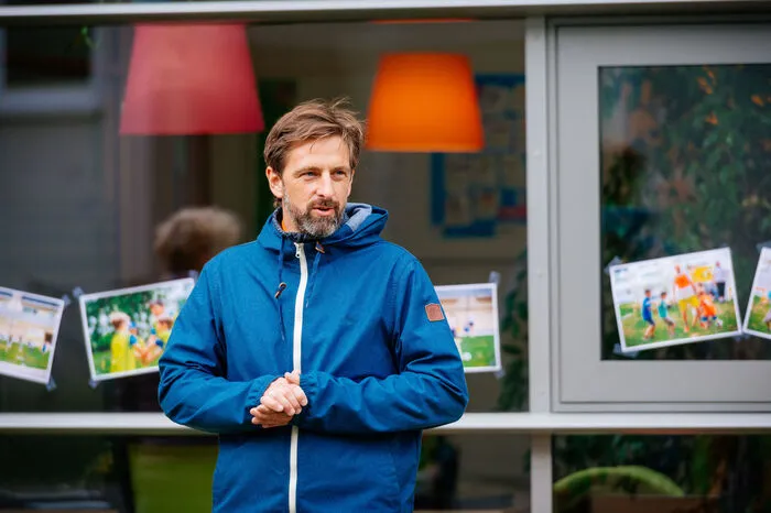 Der Projektleiter seitens SOS-Kinderdorf, Roland Maurer-Aldrian