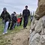 Die Mitarbeiter des BMLUK und des RMSW besichtigten eine Trockensteinmauer am Weingut Polz