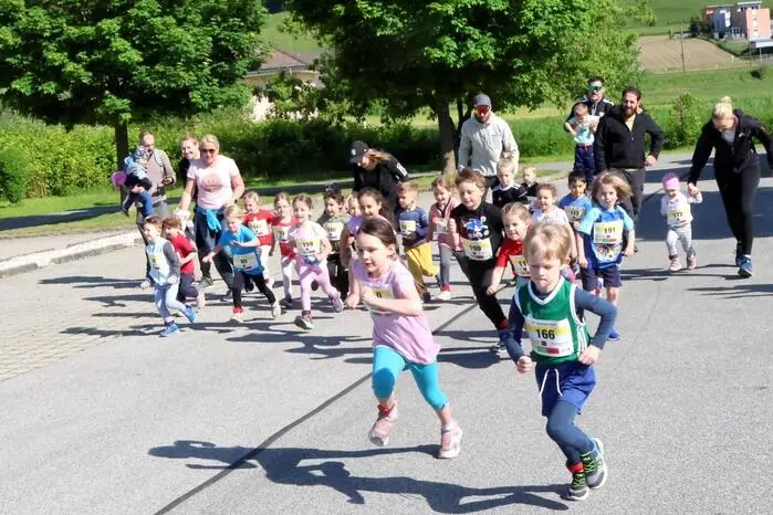 Beim Laufmeeting gesichtet wurden unter anderem Bürgermeister Martin Kulmer, Stadtrat Manfred Kerschbaumer, Notärztin Sylvia Mirus sowie Kinderfreunde-Obmann Jürgen Taumberger.