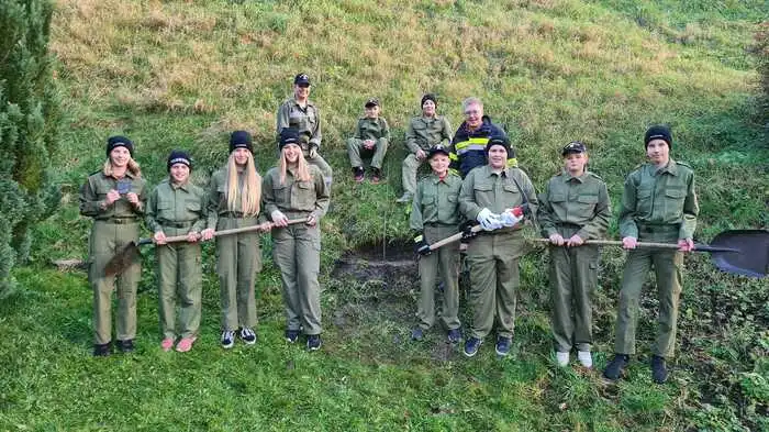 Die Feuerwehrjugend des Bereiches Murau hat durch eine großzügige Baum-Spende der "Steirischen Landesforstgärten" für das Nachhaltigkeitsprojekt der österreichischen Feuerwehrjugend einige Bäume gesetzt.