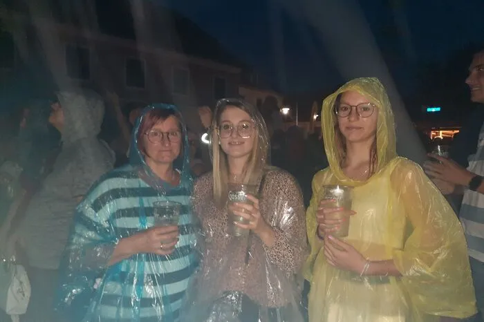 Selbst der einsetzende Regen konnte die Feierlaune der Konzertbesucher und -besucherinnen nicht trüben.