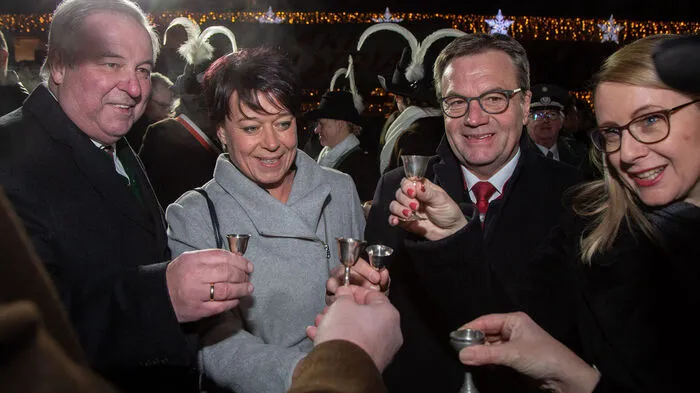 Ein Prosit! Hermann Schützenhöfer mit Gabriele Fischer, Landeshauptmann Günther Platter (Tirol) und der Nationalratsabgeordneten Margarete Schramböck
