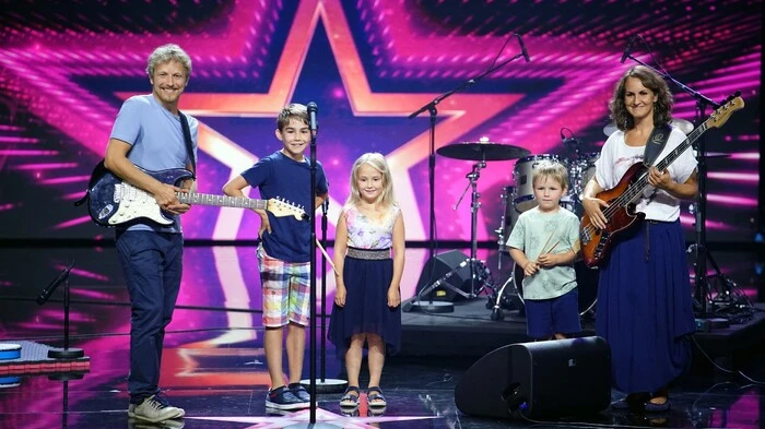 Stefan Wedam, seine Frau Sandra und die Kinder (v.l.) Lion, Alma und Adrian aus Österreich treten als Familienband "The Family Tones" auf