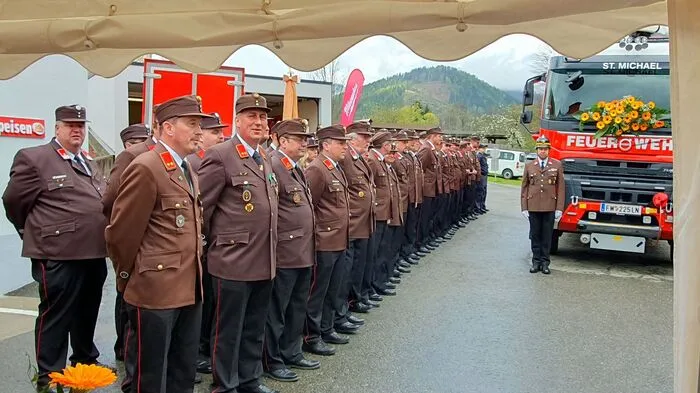 Der Florianitag brachte den Kameradinnen und Kameraden der FF St. Michael mit der Segnung eines neuen Feuerwehr-Fahrzeugs, eines HLF 3 Tunnel (Hilfeleistungsfahrzeug), seinen Höhepunkt.