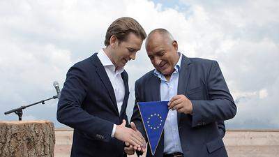 Kanzler Sebastian Kurz und der bulgarische Premier Borissow bei der symbolischen Übergabe gestern in Schladming