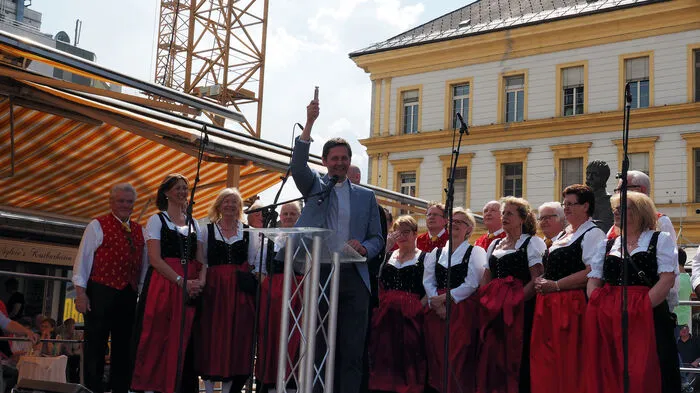 Dompfarrer Peter Allmaier segnete Samstag kurz nach 15 Uhr den Benediktinermarkt und die Gäste der Feier zum 70-jährigen Bestehen des Marktes.