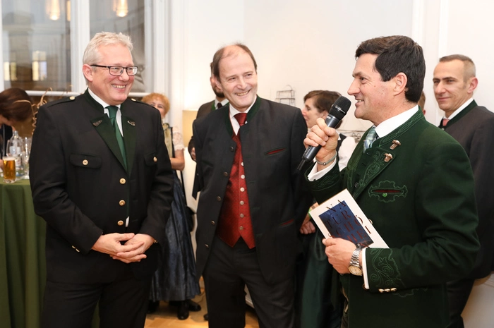Bevor es zum Steirerball in die Wiener Hofburg ging, stimmte man sich bei steirischem Wein und Spezialitäten aus der Grünen Mark auf eine lange Tanznacht ein.