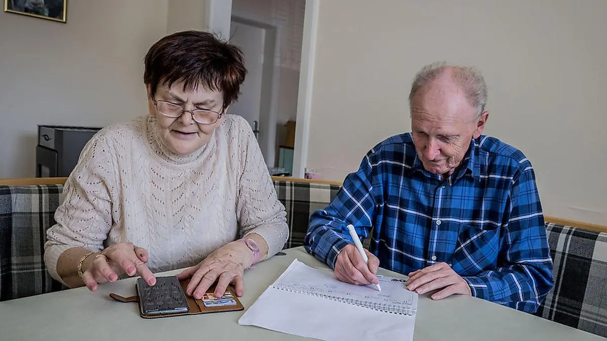 Die Wohnungseinrichtung von Elfriede und Herbert Ladinig kommt bis auf zwei Fernseher und ein Smartphone ohne großen technischen Schnickschnack aus 