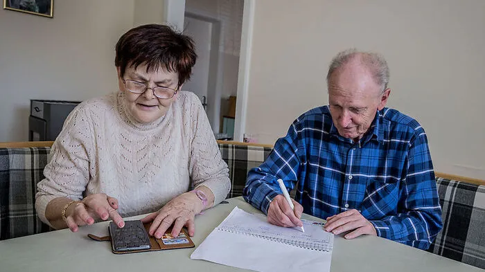 Die Wohnungseinrichtung von Elfriede und Herbert Ladinig kommt bis auf zwei Fernseher und ein Smartphone ohne großen technischen Schnickschnack aus 