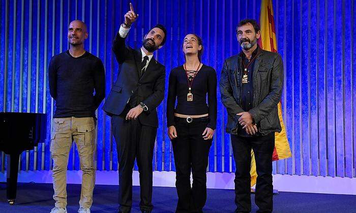 Carola Rackete mit Oscar Camps (rechts), Josep Guardiola (links) und Roger Torrent