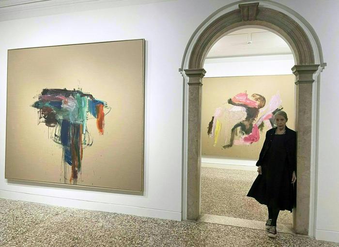Martha Jungwirth in ihrer Ausstellung „Herz der Finsternis“