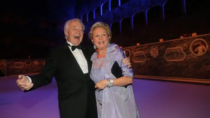 Nicht nur als Kammersänger und Intendant, auch mit seinem wiederholten Ausspruch „Wunderbar“ ist Harald Serafin (hier im Bild mit seiner Frau Ingeborg im Jahr 2012) zum Publikumsliebling geworden. Der Operettenstar war nie um eine launige Wortspende verlegen. Einige davon hat er selbst in seiner Autobiografie „Nicht immer war es wunderbar“ zusammengefasst. Im Folgenden einige der schönsten Zitate des stets fröhlichen Publikumslieblings.