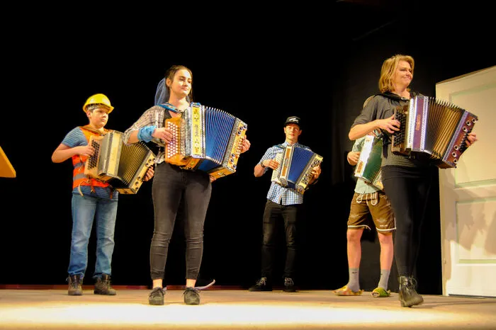 Die Faschingsshow wurde von Renate Praßl und ihren Schülerinnen und Schülern musikalisch umrahmt.