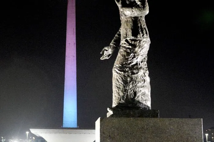 Jakarta ist das politische, wirtschaftliche und kulturelle Zentrum des Landes sowie Verkehrsknotenpunkt mit Universitäten, Hochschulen, Theater und Museen. Sichtbar wird die Kultur unter anderem an den vielen Denkmälern, die das Stadtbild prägen. Den Unabhängigkeitsplatz überragt das 132 Meter Nationaldenkmal mit seiner Flamme, die mit 35 Kilogramm Gold überzogen ist. Die Aussichtsplattform befindet sich in 115 Meter Höhe.