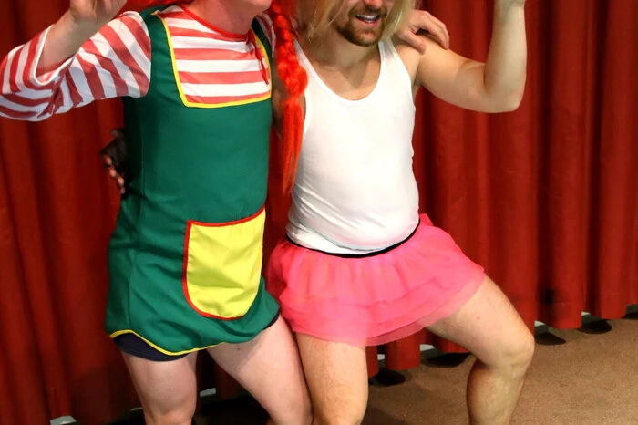 Und dass die Görtschitztaler Fußballer nicht nur am grünen Rasen eine gute Figur machen, sah man bei diversen Sketches, die nicht selten unter die Gürtellinie gingen. 
