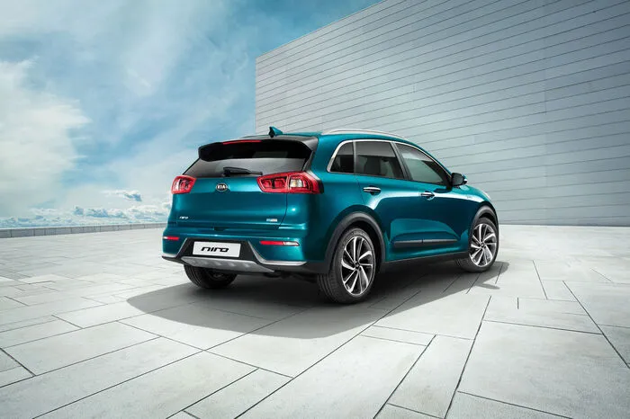 Der Hybridantrieb besteht aus einem 1,6-Liter-Benzindirekteinspritzer (105 PS), einer Lithium-Ionen-Polymer-Batterie, einem 32 kW starken Elektromotor und einem sechsstufigen Doppelkupplungsgetriebe (DCT), das die Kraft an die Vorderräder überträgt.
