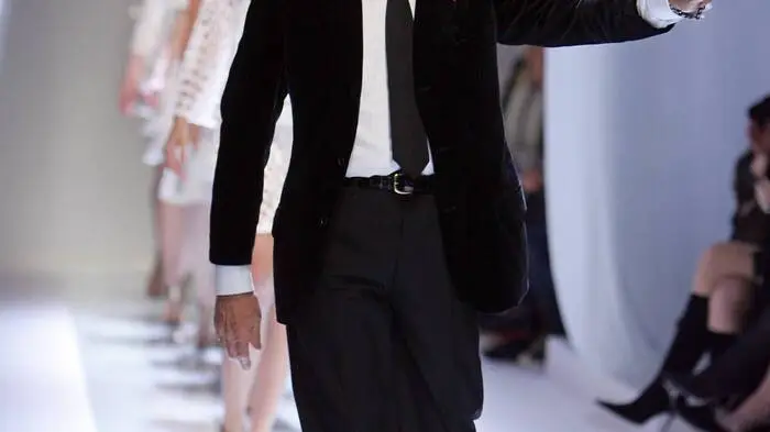 Modedesigner Valentino bei der Präsentation seiner Kollektion für Frühjahr/Sommer 2007 in Paris