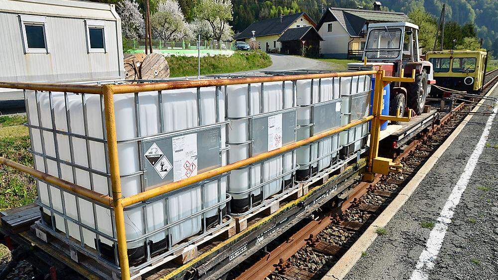 Dieser Bauzug mit Glyphosat-Tanks samt Sprühvorrichtung steht auf der alten Gailtalbahn-Strecke
