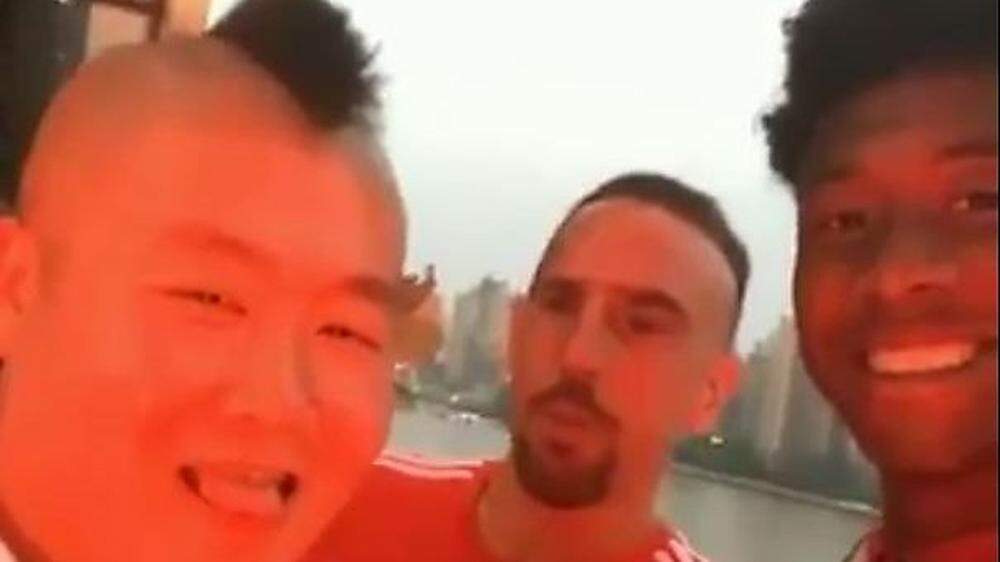 David Alaba (rechts) und Bayern-Kollege Franck Ribery (Mitte) fanden bei ihrer China-Reise ein Vidal-Double