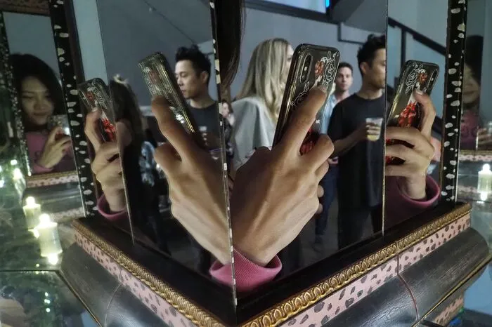 Spieglein, Spieglein an der Wand. Nicht zuletzt wird das Smartphone auch als "Black Mirror" bezeichnet. Als schwarzer Spiegel.