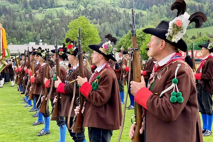 Doch das tat der Stimmung keinen Abbruch. Die Musikkapelle und die Schützenkompanie brachten mit ihren bunten Trachten Farbe ins Grau.