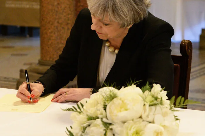 Großbritanniens Premierministerin Theresa May hatte Manchester bereits am Nachmittag besucht, um sich einen Überblick über die Lage zu verschaffen und sich in das Kondolenzbuch einzutragen.