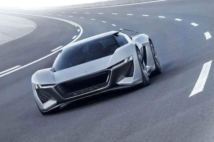 Der interne Arbeitstitel hieß „Level Zero“ – in ausdrücklicher Abgrenzung zu den gerade im Fokus stehenden Autonomiestufen Level 3, 4 und 5. Im Audi PB18 e-tron lenkt der Fahrer selbst, nur er gibt Gas und tritt aufs Bremspedal. An Bord gibt es deshalb keinerlei komplexen Systeme fürs pilotierte Fahren und keine gewichtstreibenden Komfort-Attribute.