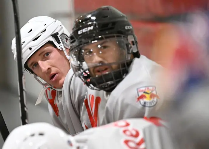 ABD0089_20250723 - SALZBURG - ÖSTERREICH: (v.l.) Raphael Haaser und Daniel Hemetsberger bei einem Eishockey-Spiel anlässlich eines Medientermins des ÖSV-Männer Speed-Teams am Mittwoch, 23. Juli 2025, in Salzburg. - FOTO: APA/BARBARA GINDL