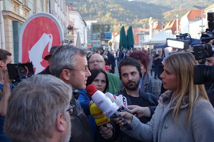 Großer Andrang herrschte Donnerstagabend am Hauptplatz in Leoben um Norbert Hofer. 