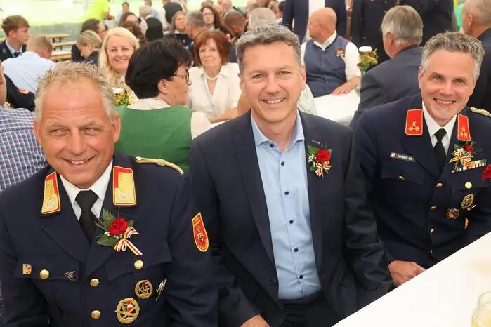 von links: Landesfeuerwehrkommandant-Stellvertreter Friedrich Monai, Landeshauptmann Daniel Fellner und Kommandant der FF Reichenfels-St. Peter Wolfgang Schmerlaib.